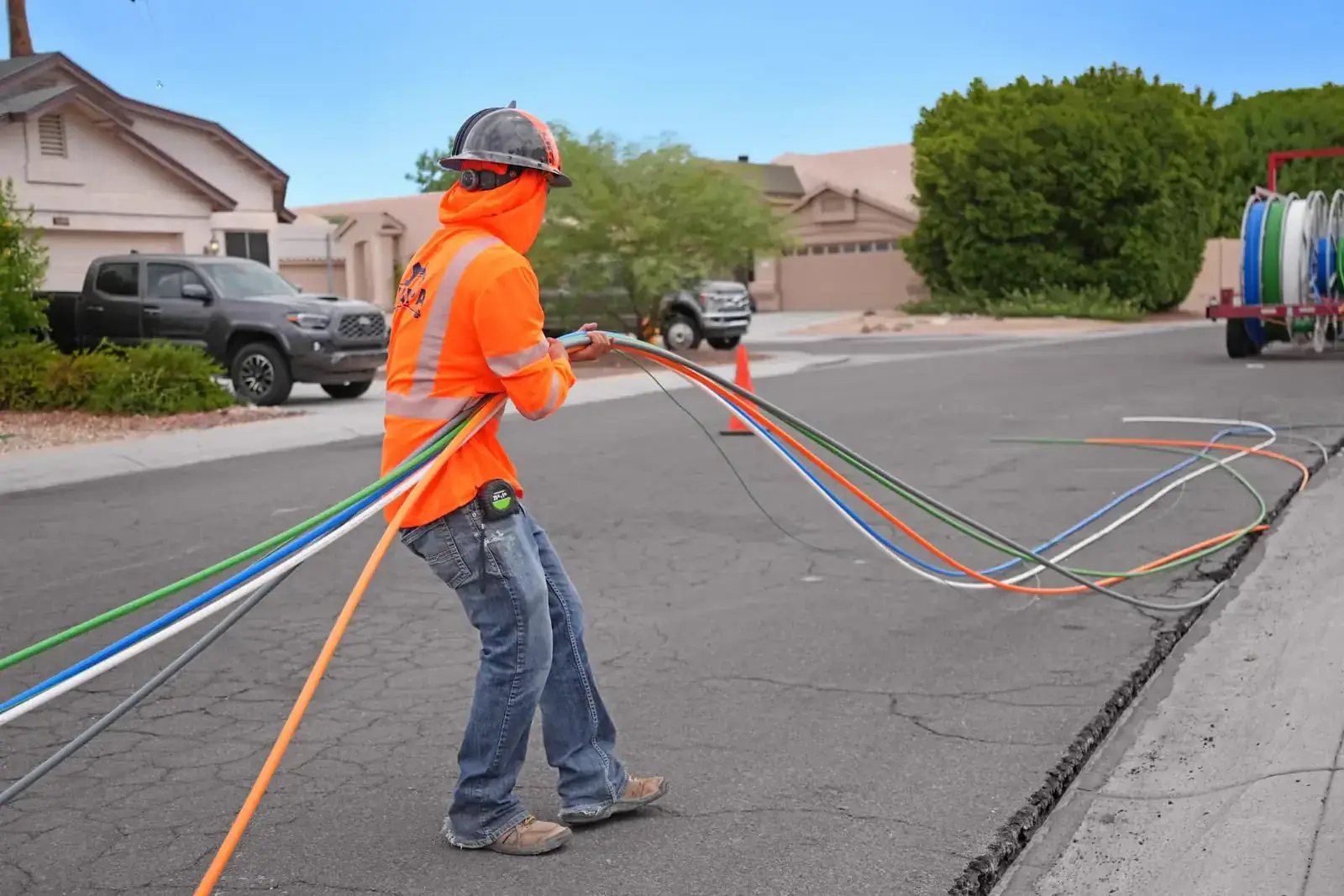 Fampa crew pulling colored fiber conduits to a vault